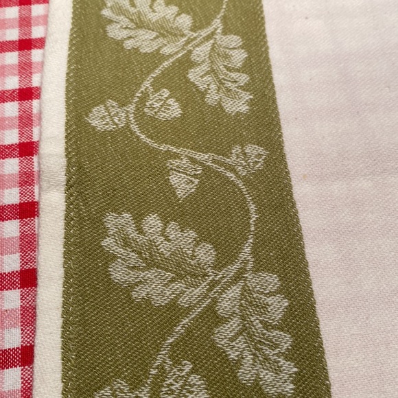 Set of 8 cloth napkins 16 inches square. Green and white Nice for holiday meals - Picture 4 of 6